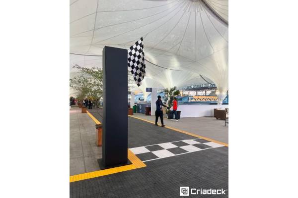 Pisos plásticos personalizados da Criadeck durante a emocionante corrida da Copa Truck 2024 em Interlagos.